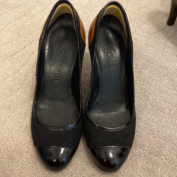 Chanel flannel and patent pump - Picture 2 of 10